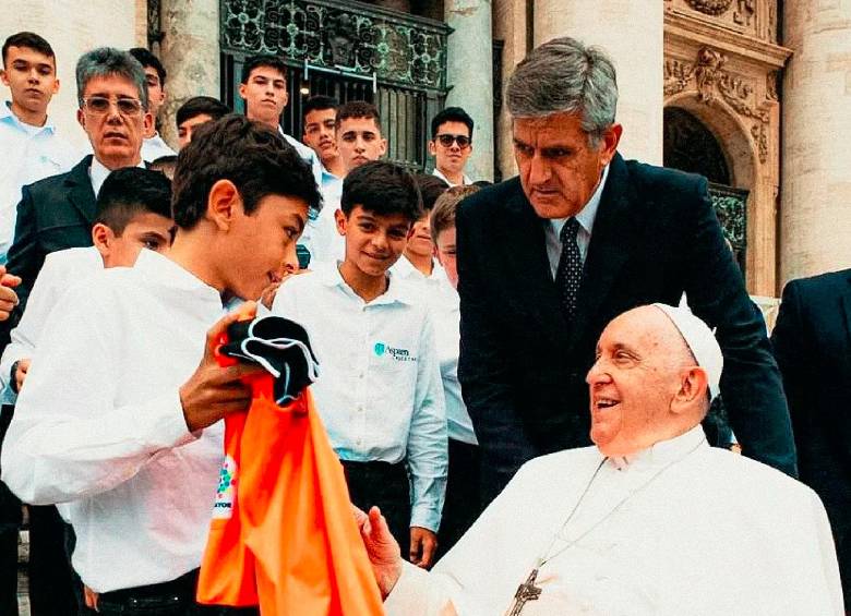 El papa se mostró complacido por el regalo que le dio el canterano de Envigado. FOTO INSTAGRAM ENVIGADO FC