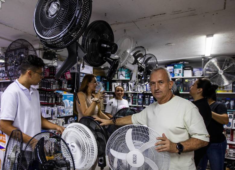 Efraín Alzate (a la derecha), en Creafa, distribuye ventiladores incluso por fuera de Antioquia. Le han llegado pedidos hasta de municipios de “tierra fría”. Foto: Julio César Herrera Echeverri.