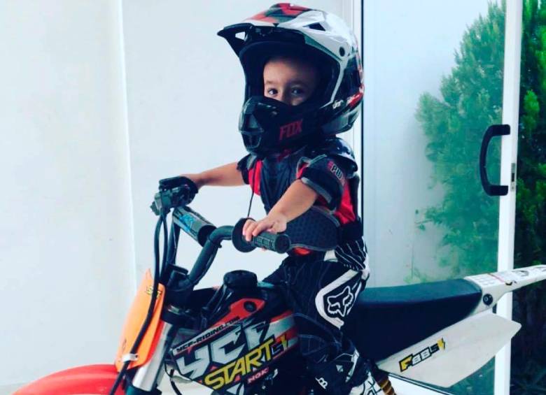 Valentino con su primer uniforme y su primera moto. Foto: Cortesía Anny Cardona. 