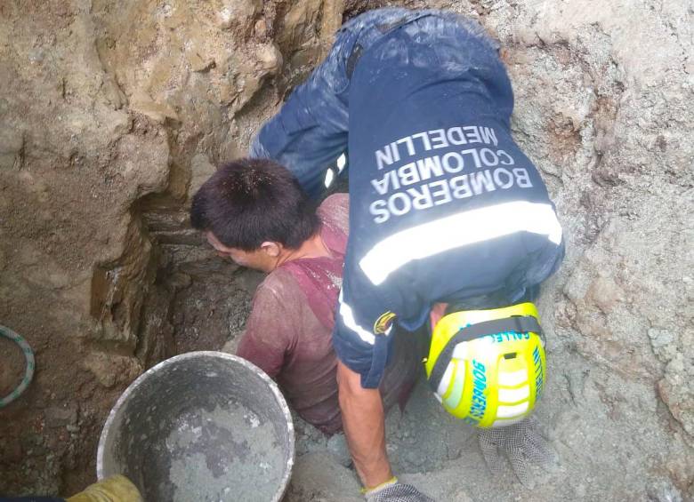 Bomberos de Medellín rescatan a una persona atrapada en Castilla. FOTO: Cortesía Dagrd.