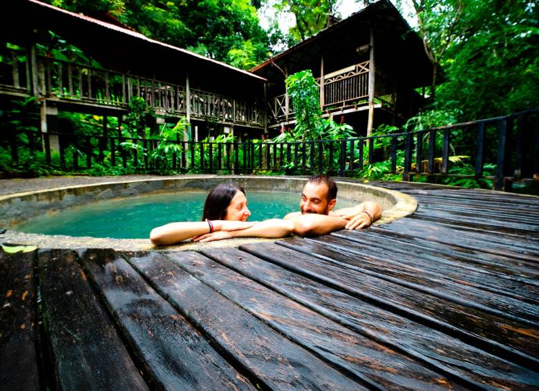 Los termales de Nuquí ofrecen una experiencia única de relajación natural donde el calor de la tierra se fusiona con la frescura del entorno, creando un oasis de bienestar en plena naturaleza. Foto: Cortesía