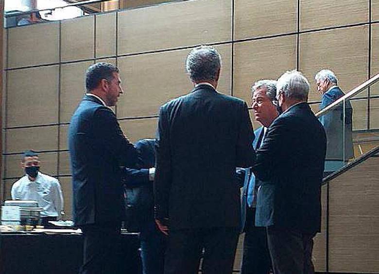 Previo a la asamblea de Sura, Jaime Gilinski, saludó a algunos accionistas de la empresa. FOTO Ferney Arias