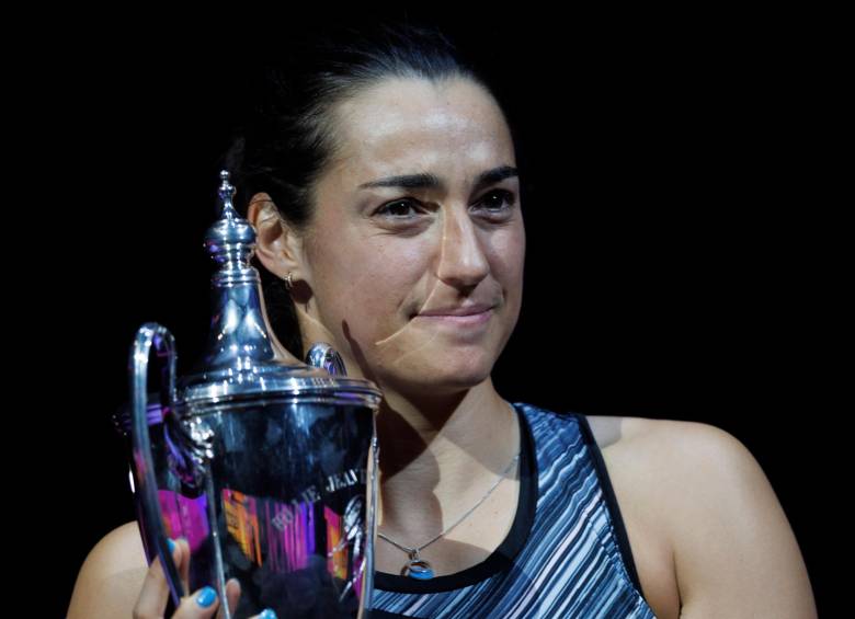 La tenista francesa Caroline García con su trofeo de campeona de la WTA Finals. FOTO EFE 
