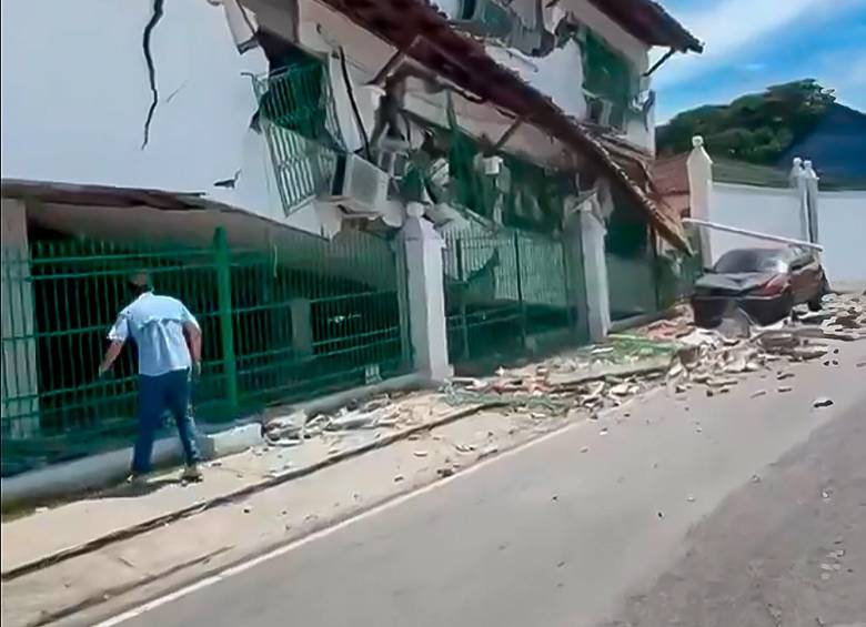 Hubo edificios de menor altura, pero mayor antigüedad, que resultaron gravemente afectados. Foto: Captura de video @PanAmPost_es