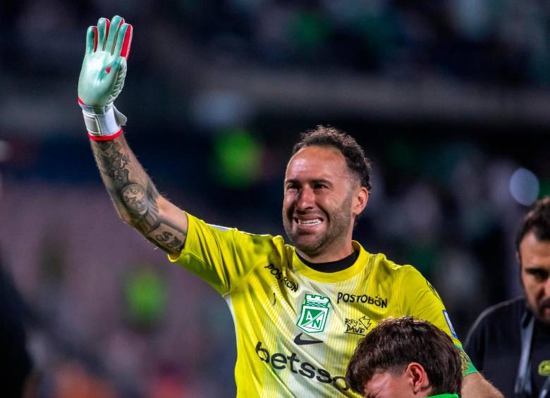 David Ospina, con su hijo Maximiliano en la despedida con la hinchada de Atlético Nacional. FOTO JUAN ANTONIO SÁNCHEZ