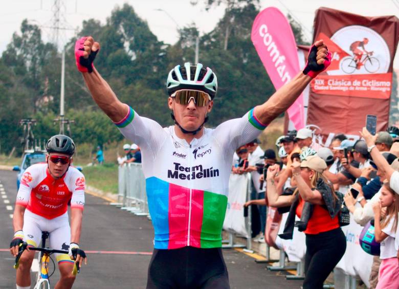 Wílmar Paredes, quien llegó a ser campeón panamericano de ruta y pista, volvió a celebrar en una carrera del calendario nacional. FOTO CORTESÍA DIEGO GIRALDO-TEAM MEDELLÍN