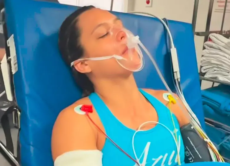 Alejandra Lara tras recibir la atención médica después de su impresionante lesión. FOTO INSTAGRAM ALEJANDRA LARA