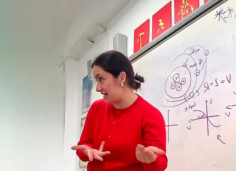 La profesora Olga Giraldo lleva varios años dictando clases en China, a donde llegó por un intercambio académico. FOTO CAPTURA DE VIDEO