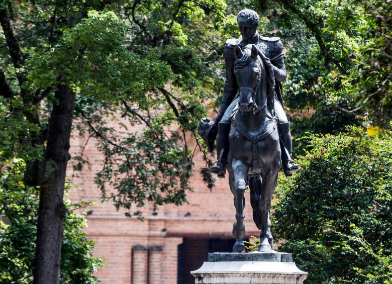 Pese a la constante vigilancia de los policías que hay en el CAI vecino, la estatua del Libertador ya sufrió dos daños. Situación es reflejo de la decadencia social de la zona. FOTOS julio césar herrera