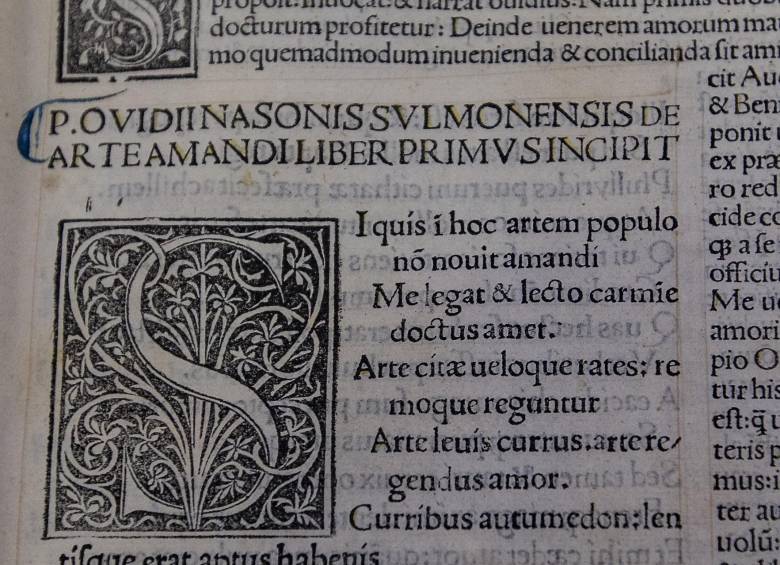 Pese a tener más de 500 años de vida, así lucen las páginas del libro incunable de Eafit. Nótese la belleza de las letras capitulares, que no son dibujadas sino surgidas a partir de linotipos esculpidos por orfebres. Foto: Julio César Herrera Echeverri.