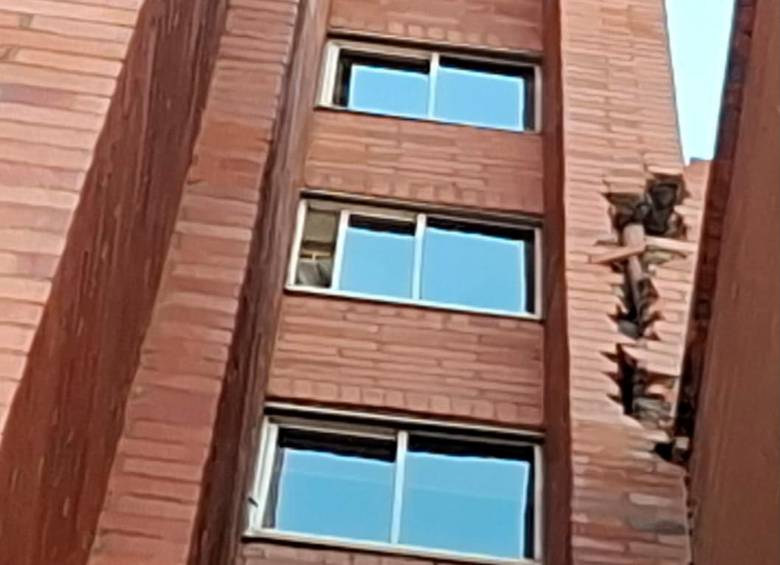 El material que cayó afectó varios sitios de los apartamentos, como la cocina y la sala de uno de ellos. FOTO: DAGRD