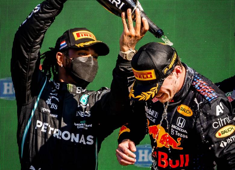 El piloto de Mercedes, Lewis Hamilton celebra con Max Verstappen, tras un Gran Premio de la Fórmula 1. FOTO GETTY 
