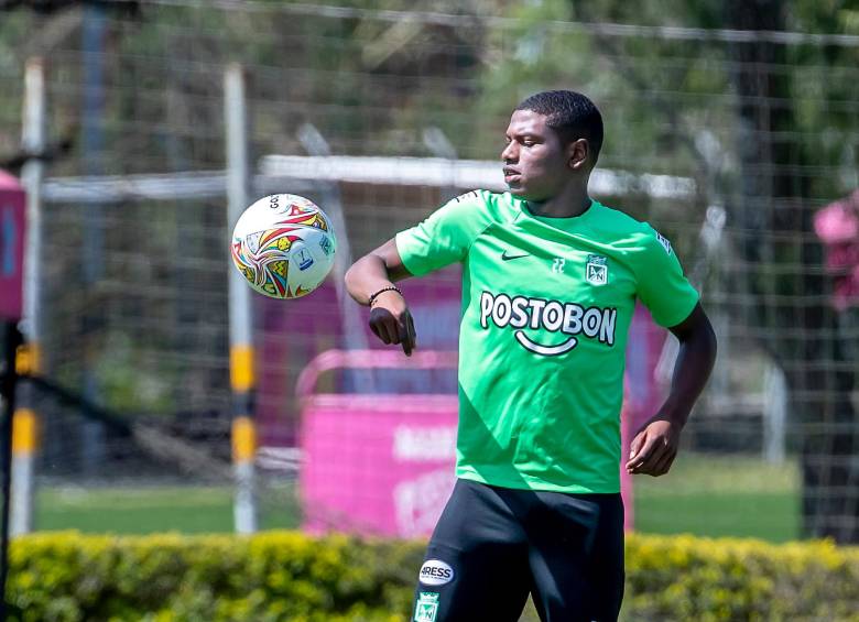 Óscar Perea es el jugador que más rápido viene ascendiendo en el escalafón de los jugadores más valiosos del fútbol colombiano. El juvenil tiene una millonaria cláusula de salida de Nacional. FOTO Juan Antonio Sánchez