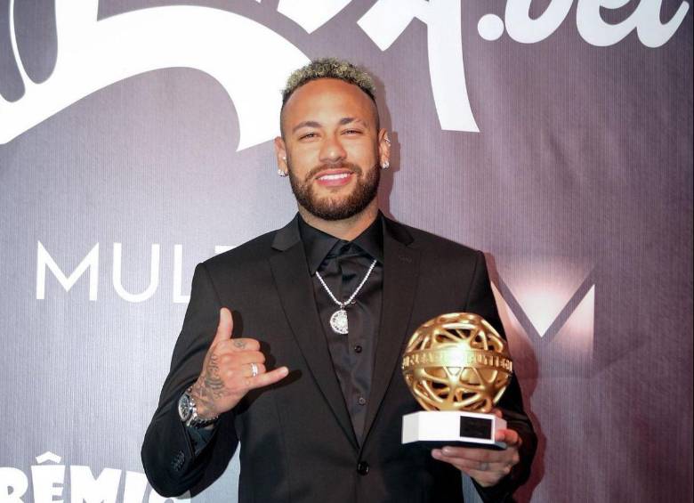 Neymar recibiendo un premio en un homenaje a jugadores de Brasil. FOTO: Instagram @neymarjr