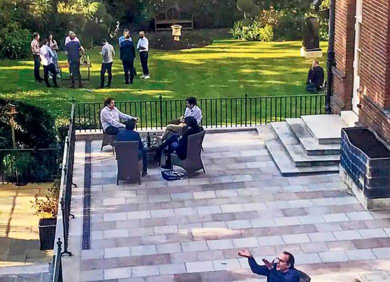 Boris Johnson en los jardines de Downing Street en una reunión que sostuvo en el confinamiento. FOTO Tomada de redes