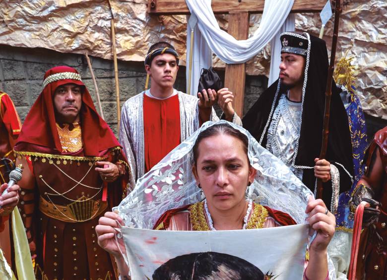 Algunos de los actores que interpretan a los villanos en los Tribunales de Semana Santa de Amagá. FOTOS MANUEL SALDARRIAGA