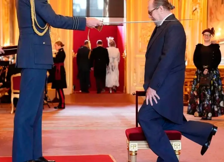 Este es el momento exacto en que Gary Oldman fue nombrado caballero. FOTO: Tomada de The Royal Family
