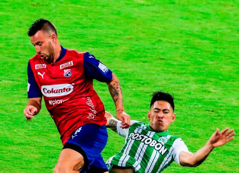 El lateral de Nacional, Yerson Candelo, y el volante del Medellín, Adrián Arregui cumplen funciones de defensa y ataque en sus equipos. FOTOS donaldo zuluaga y carlos velásquez