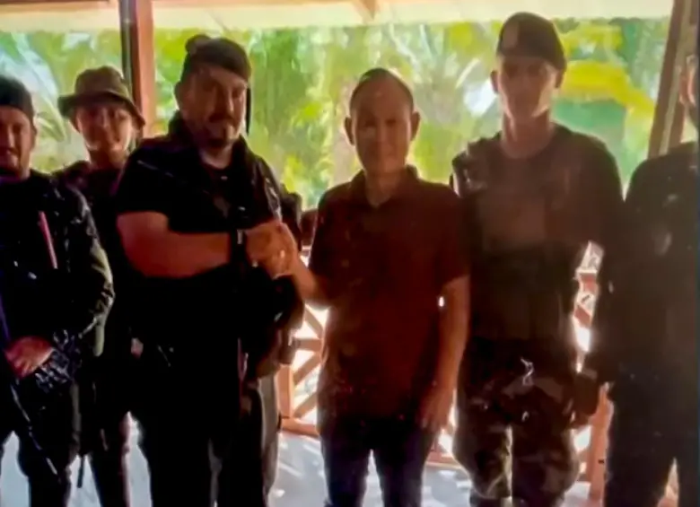 En el centro, con camiseta granate, Jixing Zhang, empresario chino. FOTO: CAPTURA DE VIDEO