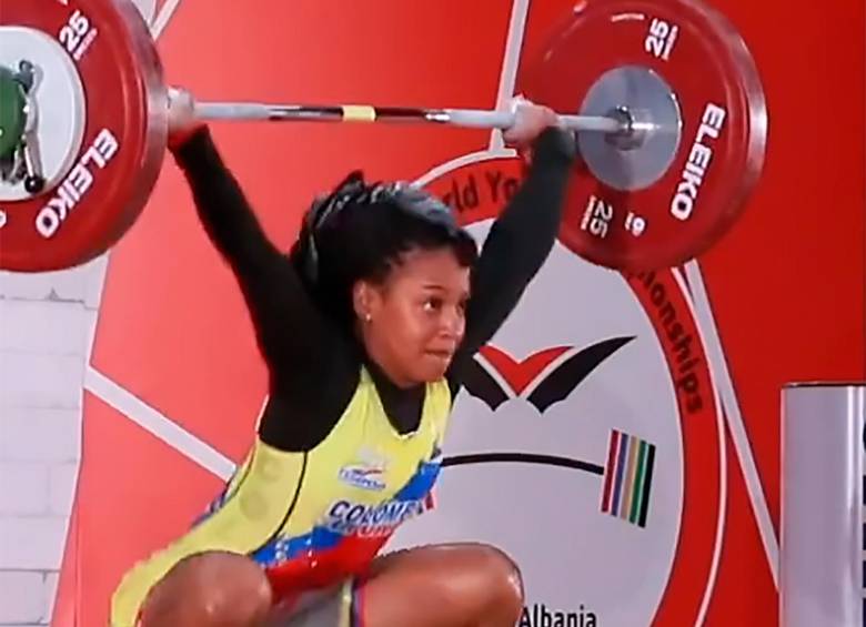 La vallecaucana Gelen Yulieth Torres, durante su ejecución en el Mundial de pesas que se desarrolla en Albania. FOTO captura de video