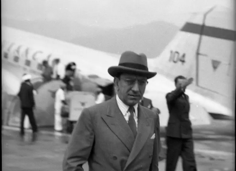 El político Gabriel Turbay Abunader llegando en un vuelo a Medellín en 1947, meses antes de su muerte. FOTO carlos rodríguez, fotoreportero
