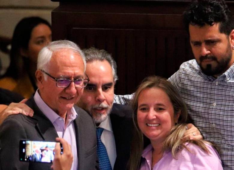 La representante Lopera (derecha) celebró efusivamente con los ministros de Salud (izquierda) e interior (centro). FOTO Tomadas de X