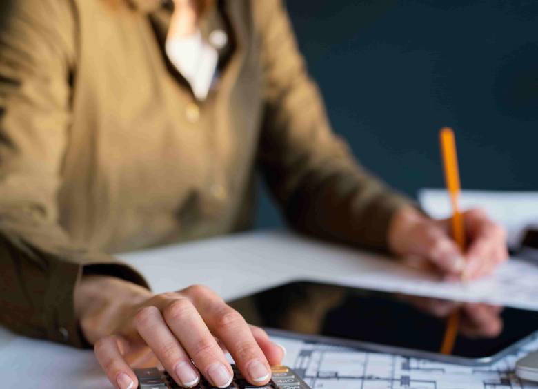 Según Protección, destinar la prima a ahorro, inversión o reducción de deudas puede marcar la diferencia en la estabilidad financiera del próximo año. FOTO: Freepik.