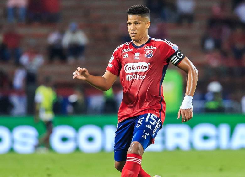 El volante samario Jaime Alvarado, de 25 años, es uno de los futbolistas del plantel del Medellín que más tiempo lleva en el cuadro rojo. Llegó a inicios del 2023. Es uno de los líderes de la plantilla Poderosa. FOTO: Camilo Suarez