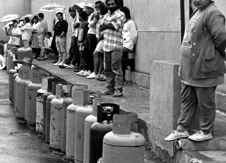 Largas filas se daban en Medellín para adquirir gas propano durante el racionamiento de electricidad. FOTO: Archivo EL COLOMBIANO