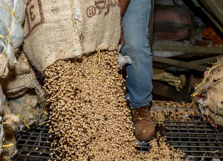 De acuerdo con cifras suministrada por la Federación Nacional de Cafeteros la carga de 125 kilos de café se paga hoy en promedio en las diferentes zonas del país a $2,89 millones. FOTO Juan Antonio Sánchez