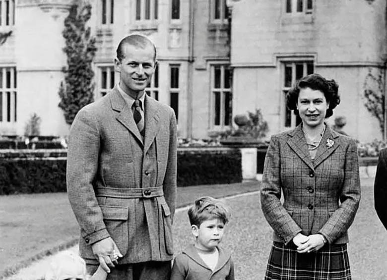 la reina Isabel en el Castillo de Balmoral en 1952 con sus hijos los príncipes Ana y Carlos. FOTO: GETTY