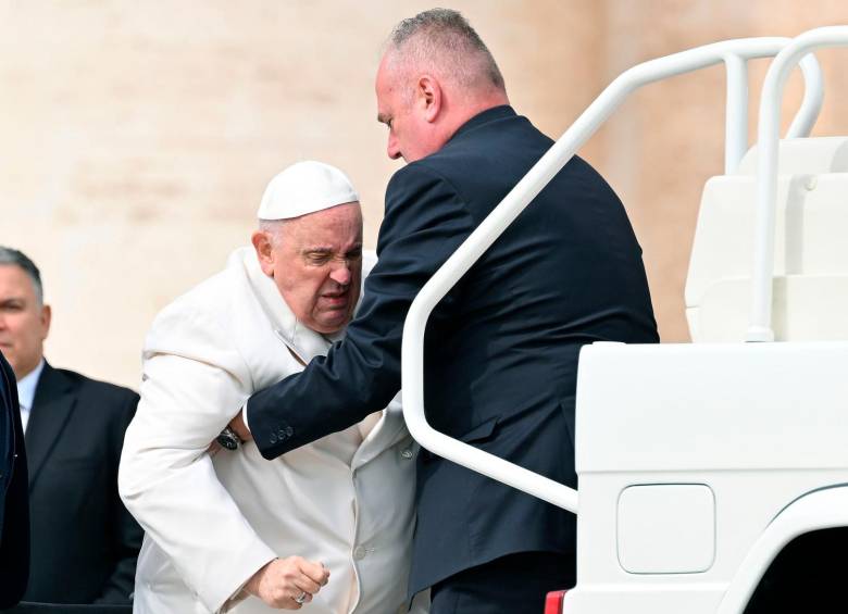 Hospitalizan al Papa Francisco y revive fantasma de su renuncia
