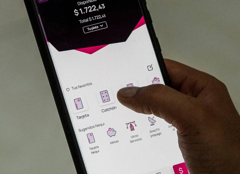 El cliente puede pagar acercando su tarjeta al celular del comercio, sin necesidad de que el negocio compre o alquile un datáfono. FOTO CORTESÍA. 