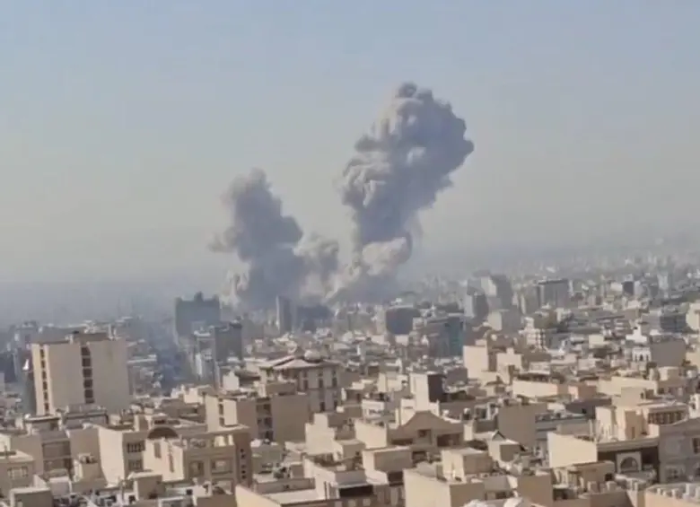Se reportaron explosiones en varias ciudades iraníes, incluida la capital, Teherán, después de que Israel y EE.UU. lanzaran ataques el sábado por la mañana. FOTO: AFP.