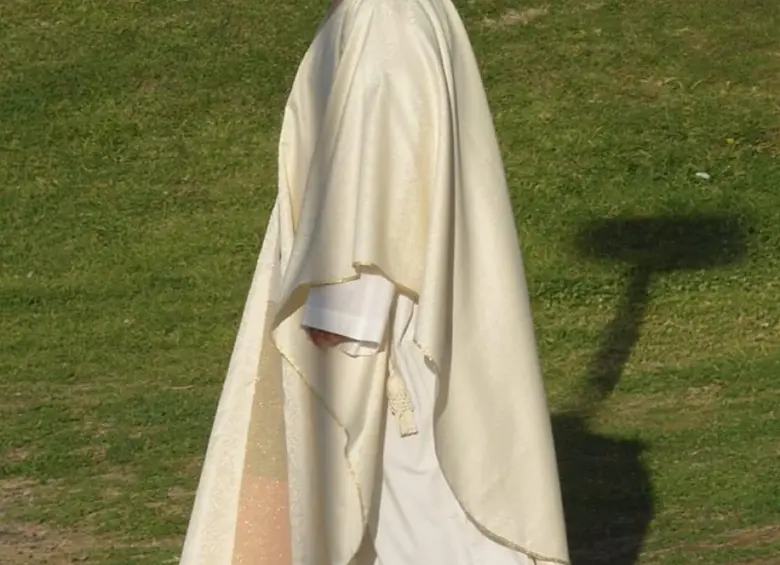 El papa León XIV apareció usando tenis Nike junto a sus vestiduras clericales en el documental “Leone a Roma”. La imagen se volvió viral en redes sociales. Foto: Vatican News.