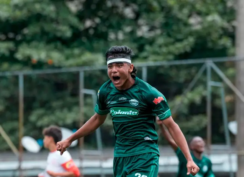 La Liga departamental ha empezado a recuperar terreno en el ámbito nacional. Thiago Maldonado, del Club Estudiantil, festeja tras uno de los goles del equipo paisa. FOTO CORTESÍA