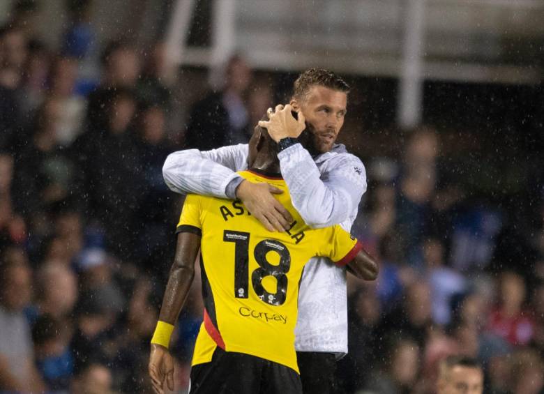 El abrazo de su técnico cuando Yaser Asprilla fue sustituido en el duelo ante Birmingham. FOTO WATFORD