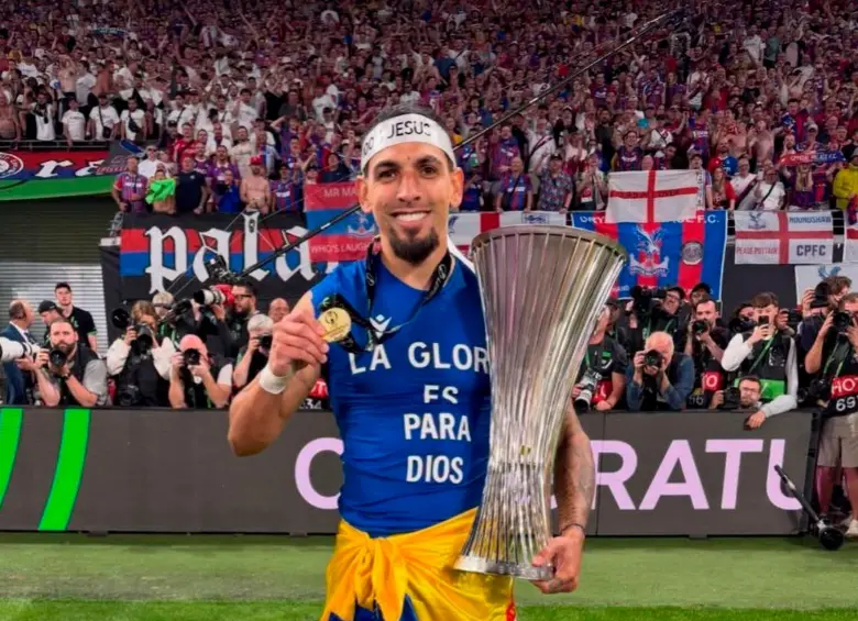 Daniel Muñoz con el trofeo y la medalla de campeón de la Conference League. FOTO CRYSTAL PALACE