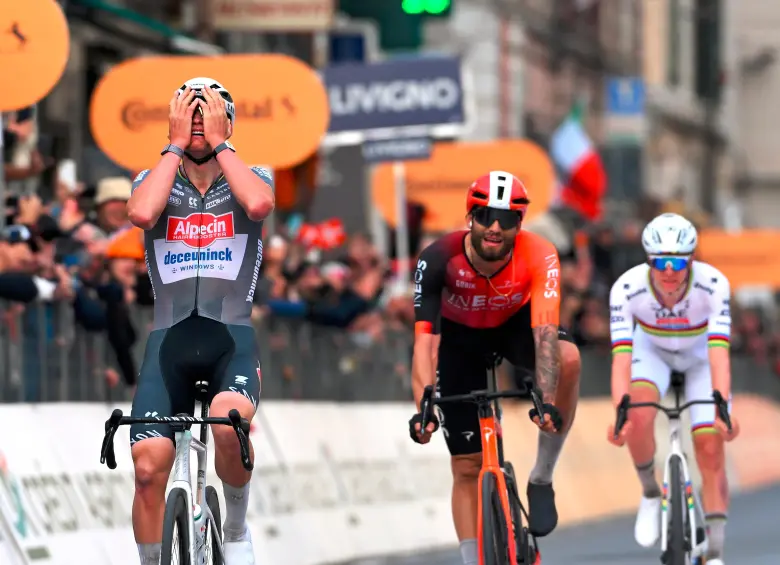 En la imagen aparece Mathieu Van der Poel, entre lágrimas, tras vencer a Pogacar, porque no lo podía creer. FOTO @UCI_cycling