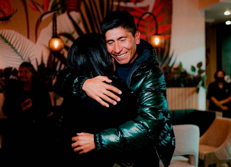 Nairo Quintana abraza a su prometida Yeimy Paola después de que le diera el sí. FOTO: REDES SOCIALES (@Nairoquincoficial).