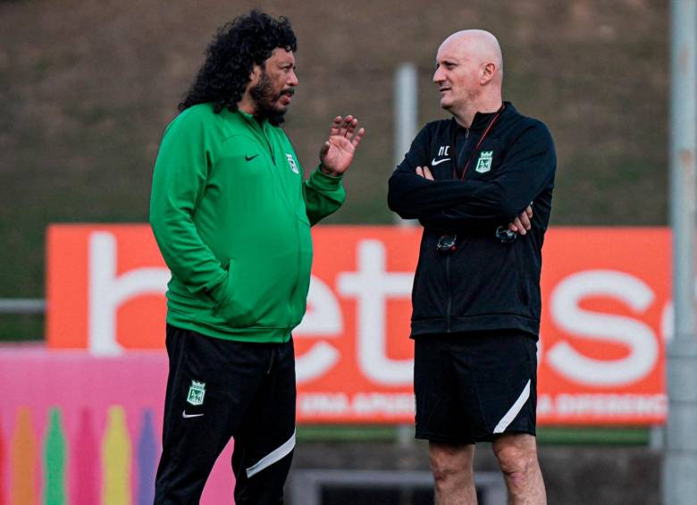 El nuevo técnico de Nacional, Pablo Repetto, dirigiendo su primera práctica, este lunes en Guarne, al lado de René Higuita. FOTO ATLÉTICO NACIONAL