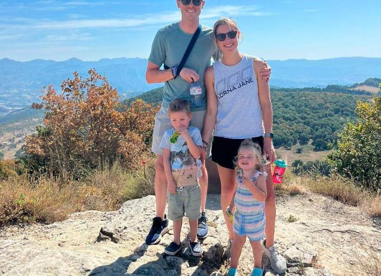 En la imagen se ve a la pareja conformada por Rohan Dennis y Mellisa Hoskins (Q.E.P.D), junto a sus dos pequeños hijos. FOTO: TOMADA DEL INSTAGRAM DE @rohandennis