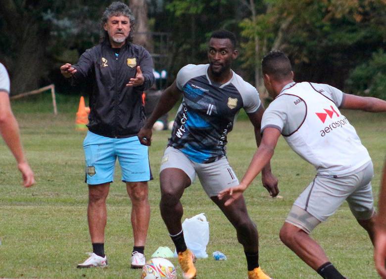 Jackson Martínez entrena con Águilas Doradas, ¿volverá a jugar?