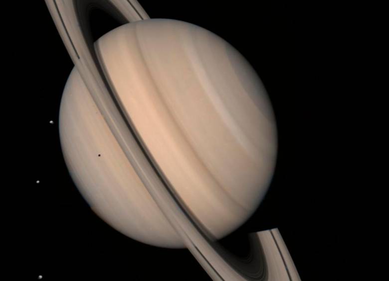 Esta imagen de Saturno fue adquirida por la nave Voyager 2 el 4 de agosto de 1981, desde una distancia de 21 millones de kilómetros. FOTO: NASA