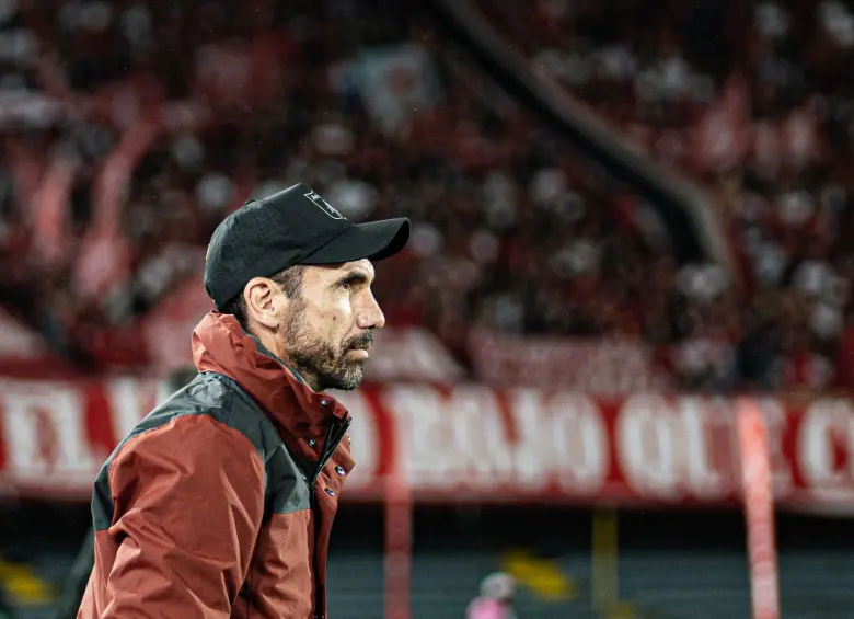 El entrenador argentino Gabriel Raimondi dirigió 14 partidos al frente del América de Cali. Solo consiguió cuatro victorias. FOTO: TOMADA DEL X DE @AmericadeCali