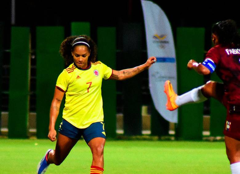 Gisela Robledo, de 19 años de edad, es una de las promesas del fútbol femenino colombiano y estará en competencia con el equipo de mayores. También irá al mundial sub 20 que se hará en Costa Rica entre el 10 y el 28 de agosto. FOTO: TOMADA DEL TWITTER DE @FCFSeleccionCol