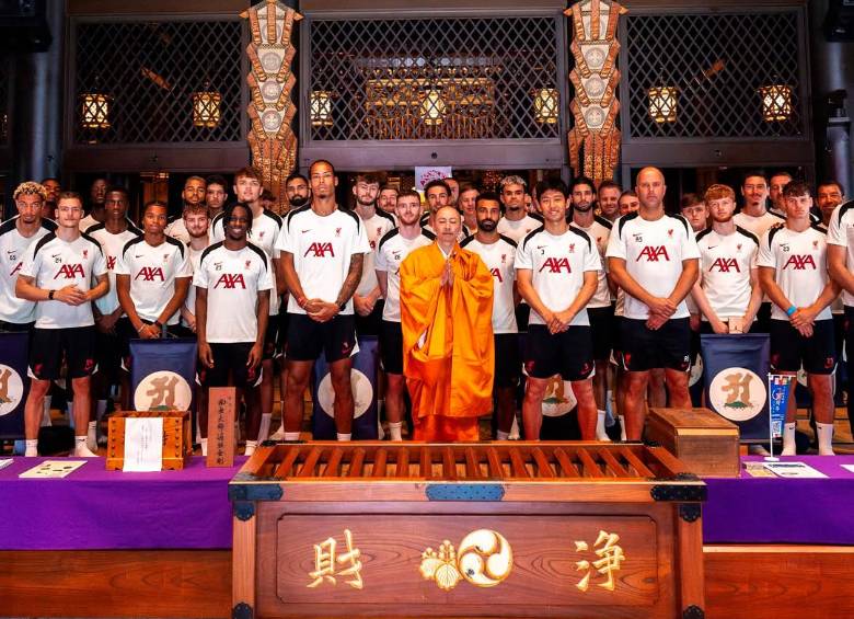 Los futbolistas del cuadro inglés tuvieron una reunión en un templo budista el domingo en Tokio, Japón. FOTO: TOMADA DEL INSTAGRAM DE @Liverpool