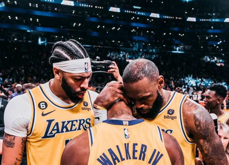 Anthony Davis, Lonnie Walker y LeBron James, figuras de los Lakers. FOTO TWITTER LAKERS