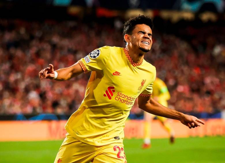 El colombiano fue elegido como el jugador del partido que el Liverpool ganó, en condición de visitante, 3-1 ante Benfica. FOTO TOMADA @LIVERPOOL_GO