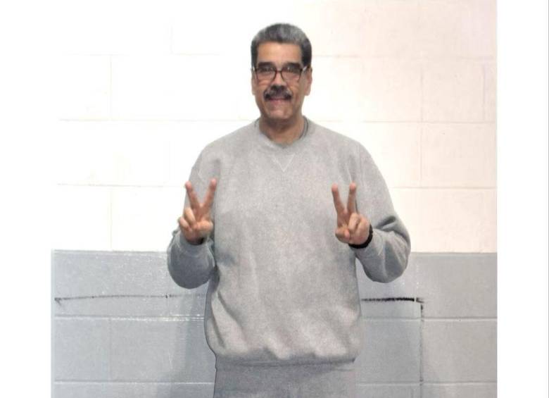 Nicolás Maduro aparece en nuevas fotografías difundidas este domingo, en las que viste ropa deportiva gris, sonríe y hace con ambas manos la señal de la “V”. Foto: X @NicolasMaduro